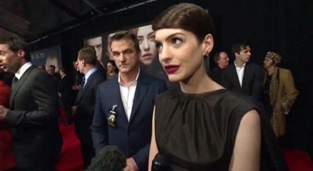 앤 해서웨이가 중요 부위가 노출되는 노출 사고로 논란을 일으켰다. / 유튜브 영상 캡처