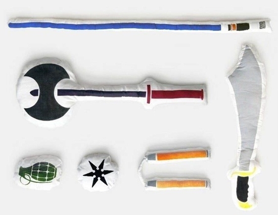 12일 온라인 커뮤니티 게시판에 수류탄, 쌍절곤, 칼, 봉, 도끼 등이 그려진 '싸움용 베개' 사진이 올라와 화제다./ 출처=온라인 커뮤니티