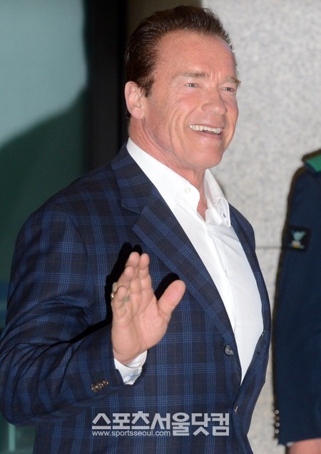 할리우드 배우 아놀드 슈왈제네거가 영화 '라스트 스탠드' 홍보차 19일 인천국제공항을 통해 입국하고 있다. /인천국제공항=노시훈 기자