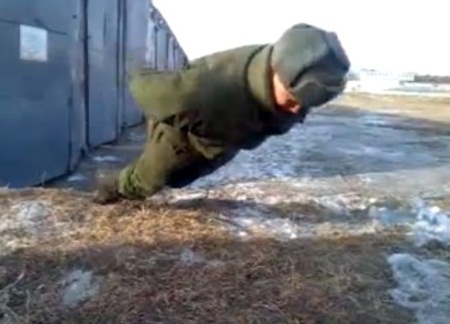 러시아 군인들의 '팔 없이 팔굽혀펴기' 동영상이 외국에서 큰 인기다./해당 영상 캡처