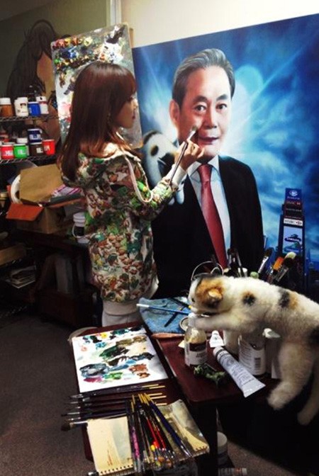 낸시랭이 작업실에서 '쁘띠거니'를 그리고 있다. /랭샵 제공