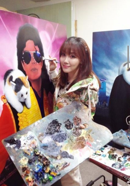 낸시랭이 작업실에서 작업하고 있다. /랭샵 제공