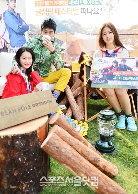 제일모직의 아웃도어 브랜드 '빈폴아웃도어' 모델들이 19일 오전 서울 청계광장에서 '제3회 빈폴아웃도어 글램핑 페스티벌'을 홍보하는 사진행사에 참석해 포즈를 취하고 있다. / 배정한 기자