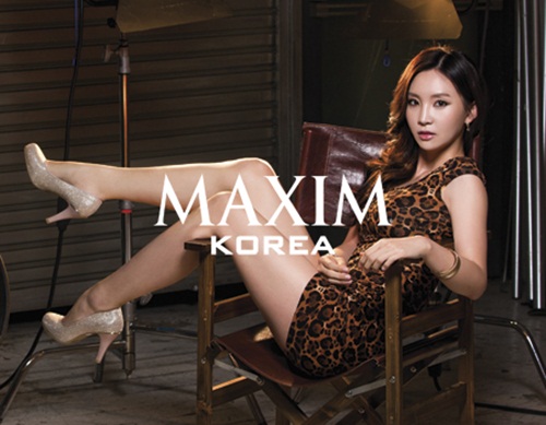 지주연이 호피 무늬 미니 원피스를 입고 고혹적인 포즈를 취하고 있다./남성 잡지 '맥심'제공