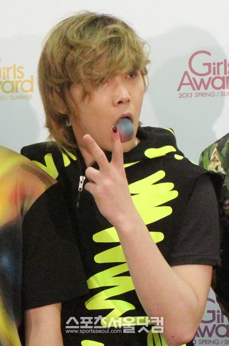 패션과 음악을 융합시킨 일본 최대급 이벤트'GirlsAward 2013 SPRING/SUMMER'이 23일 오후 일본 도쿄 국립요요기경기장 제1체육관에서 개최된 가운데 아이돌그룹 FT아일랜드의 멤버 이홍기가 포토타임을 갖고 있다. / 도쿄=오가와 노리코 기자