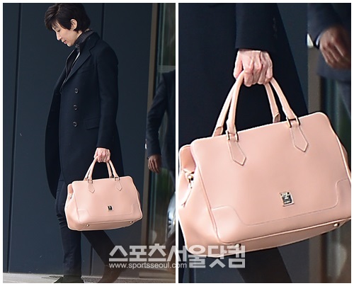 



최태원 SK(주) 회장의 부인인 노소영 관장의 가방이 MCM제품으로 확인됐다. /이새롬 기자