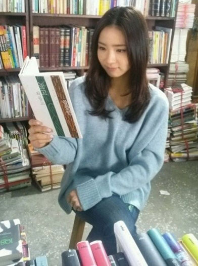 신세경이 책 읽을 때 모습이 화제를 모으고 있다. / 신세경 트위터