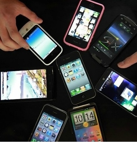 



'스마트폰 런처 경쟁' 포털과 소셜네트워크서비스(SNS) 업체의 '런처(Launcher)' 경쟁이 가열되고 있다. / 사진출처 = 온라인 커뮤니티