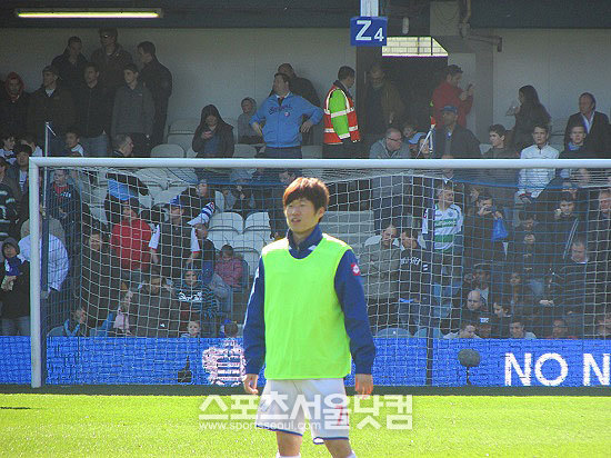 [단독 포착] QPR '강등선고'에도 친절한 박지성…미소 잃지 않았다! - 축구 | 기사 - 더팩트