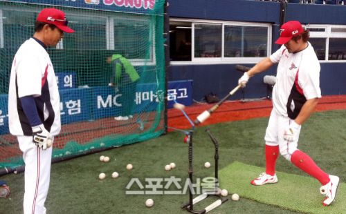 NC전 5회 무사 1루에서 상대 선발 아담의 4구째 몸쪽 직구에 왼쪽 손목을 맞고교체된 KIA 최희섭. / 스포츠서울 DB