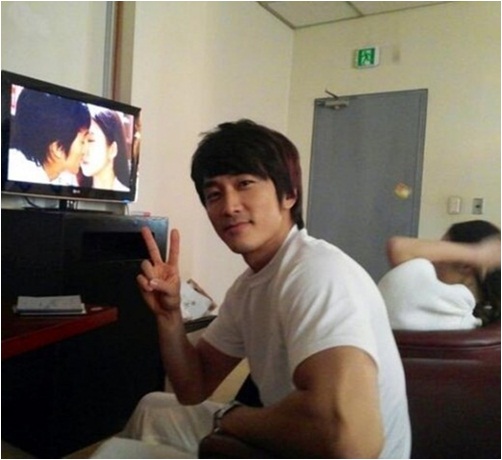 배우 송승헌이 자신의 트위에서 사진을 올려 우람한 팔근육을 뽐냈다. / 송승헌 트위터 캡처