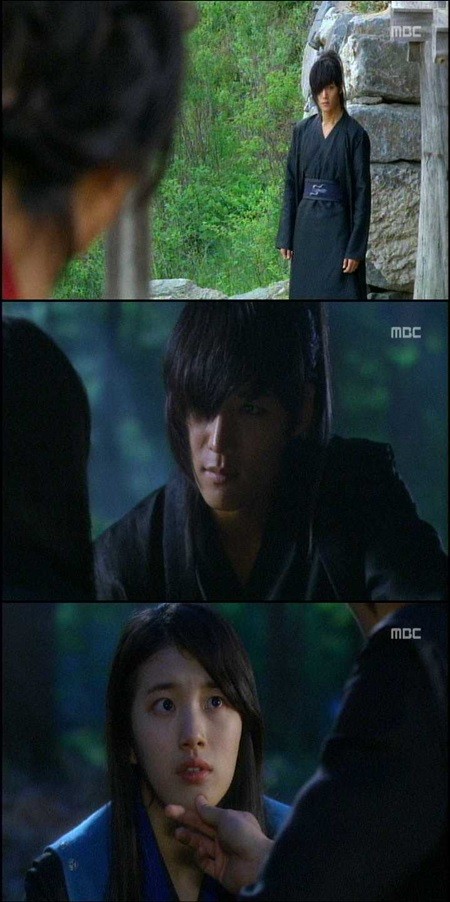 구월령이 강치를 멀리서 바라보고 존재를 알리고(사진 위) 산 속에서 만난 담여울(수지 분)에게 다가가며 극의 긴장감을 높이고 있다.