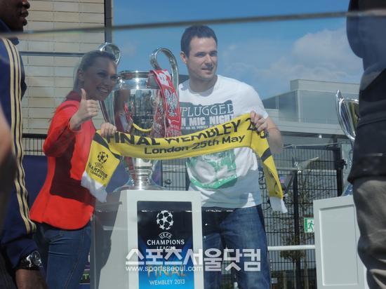 챔피언스리그 축제에는 우승 트로피인 '빅 이어'가 공개돼 축구팬들의 눈길을 끌었다. '빅 이어'와 함께 사진을 찍기 위해서는 끝이 보이지 않는 줄에 파뭍혀 2시간을 넘게 기다려야 했다.