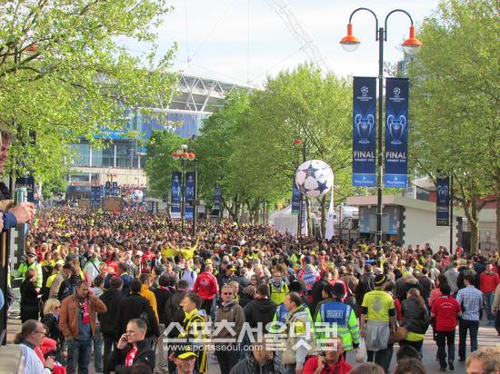 경기를 앞두고 웸블리 스타디움으로 모여드는 인파. 티켓을 구하지 못한 일부 팬들은 급한 마음에 직접 종이카드를 만들어 표를 구하기도 했다.