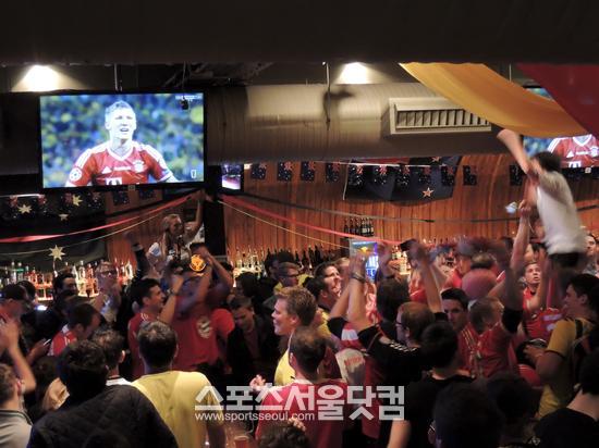 웸블리 스타디움 인근의 한 펍에는 경기장에 들어가지 못한 팬들이 중계방송을 함께 보며 축구 열기에 빠져들었다.