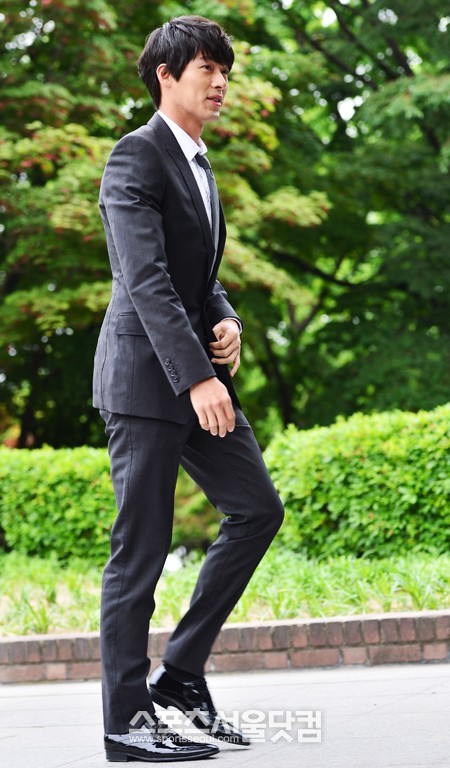 배우 신현준의 결혼식이 26일 오후 서울 한남동에 있는 그랜드 하얏트 호텔에서 열린 가운데 하객으로 참석한 배우 현빈이 포토타임을 갖고 있다. / 배정한 기자