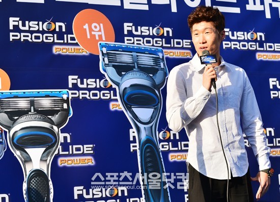 박지성과 함께하는 질레트 자선 이벤트가 30일 오후 서울 성동구 이마트 성수점에서 열린 가운데 박지성이 포토타임을 갖고 있다. / 배정한 기자