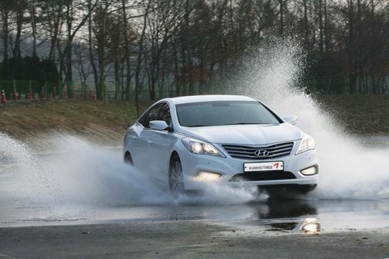 



장마철에 자동차 매트 밑에 신문지를 깔아두면 신발에서 흘러내리는 빗물을 흡수해 차 안 습기를 줄일 수 있다. 