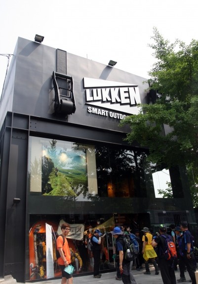 



최근 저가 아웃도어 판매량이 늘고 있다. 