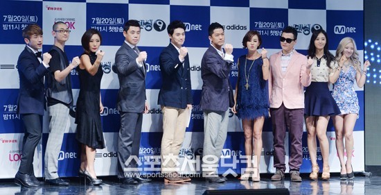 10일 오후 서울 영등포 타임스퀘어 CGV 팝아트홀에서 열린 Mnet '댄싱9' 프레스콜에 레드윙즈팀 마스터 이민우, 팝핀제이, 우현영, 박지우, 사회자 오상진, 블루아이 마스터 이용우, 박지은, 터키, 유리, 효연(왼쪽부터)이 참석해 포즈를 취하고 있다. /최진석 기자