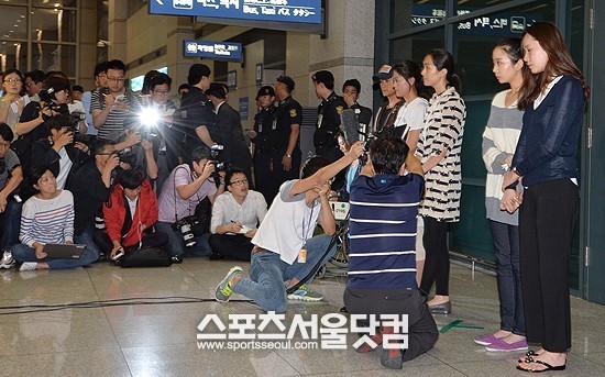 



6일(현지 시각) 샌프란시스코 국제공항에서 아시아나항공 OZ214편 보잉777 여객기 착륙 사고가 일어난 가운데 사고 여객기 이윤혜 최선임 승무원을 비롯한 승무원들이 11일 오후 인천국제공항을 통해 귀국해 기자회견을 하고 있다. /인천국제공항=최진석 기자