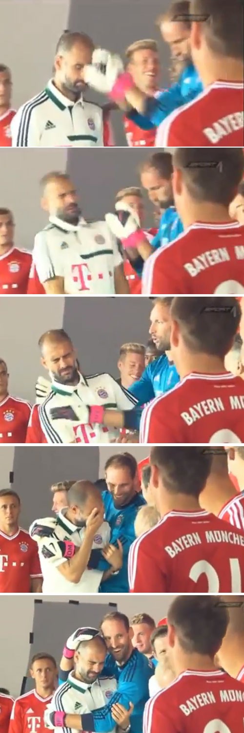 



펩 과르디올라 감독이 18일 열린 바이에른 뮌헨 단체 사진 촬영 현장에서 골키퍼 톰 슈타르케의 장난에 깜짝 놀라고 있다. / 유튜브 영상 캡처