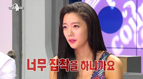 클라라가 톱스타 전 남자 친구의 집착 때문에 일본으로 도망까지 갔다고 밝히고 있다. /MBC '황금어장-라디오스타' 방송 캡처