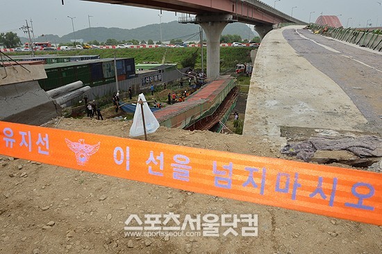 30일 오후 서울 강서구 방화동 방화대교 아래 공사 현장에서 상판이 붕괴되면서 공사장 인부 3명이 깔리는 사고가 발생한 가운데 경찰이 사고 현장을 통제하고 있다. /최진석 기자