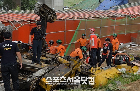 30일 오후 서울 강서구 방화동 방화대교 아래 공사 현장에서 상판이 붕괴되면서 공사장 인부 3명이 깔리는 사고가 발생한 가운데 구조대원들이 사고 수습을 하고 있다. /최진석 기자