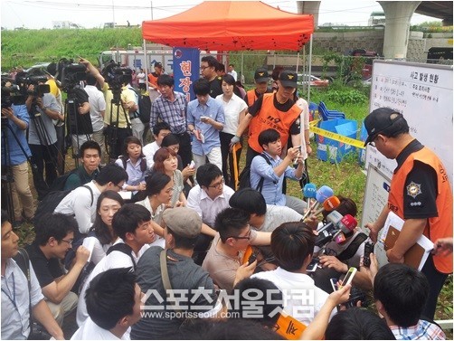 30일 오후 서울 강서구 방화동 방화대교 아래 사고가 발생한 공사 현장에서 취재진들이 소방당국의 구조 현황에 대해 보고받고 있다. / 박지혜 인턴기자