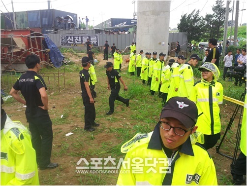 30일 오후 서울 강서구 방화동 방화대교 아래 사고가 발생한 공사 현장에 경찰들이 일반인의 사건 현장 진입을 막기 위해 폴리스라인 주위에 서 있다.