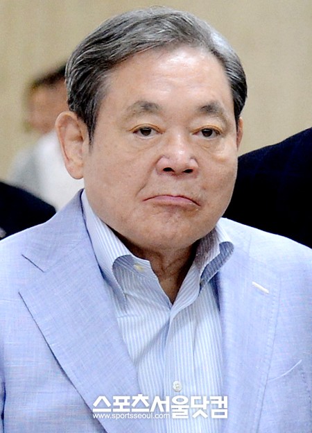 



이건희 삼성전자 회장이 삼성정밀화학 신축 공사장 물탱크 파열 사고의 책임을 엄중히 물어 박기석 삼성엔지니어링 사장을 경질하고 후임으로 박중흠 운영총괄 부사장을 내정했다.  