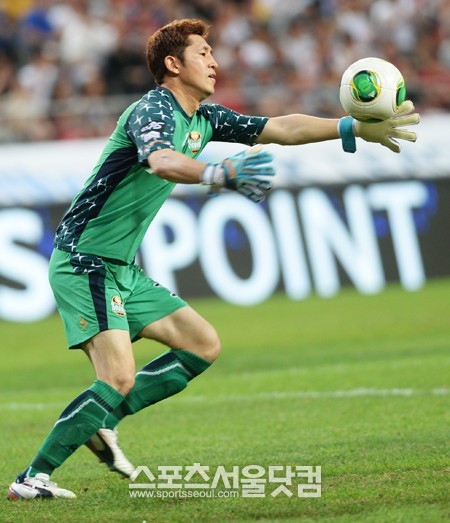 



FC 서울 김용대가 3일 오후 서울월드컵경기장에서 열린 '현대오일뱅크 K리그 클래식 2013' 수원 삼성과의 경기에서 공을 잡고 있다. / 배정한 기자