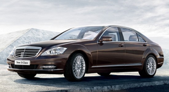 7개월 동안의 리모델링 공사를 마친 서울신라호텔이 리무진 서비스용 차량 전체를 메르세데스-벤츠의 플래그십세단 'S500'으로 교체했다.