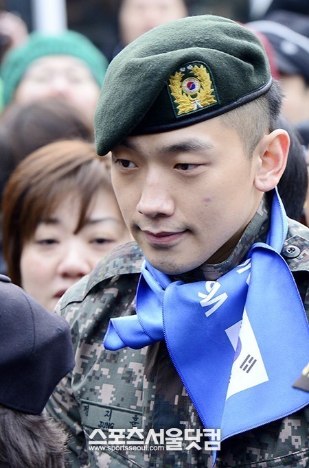 민주당 김광진 의원이 가수 싸이의 사례를 들어 비의 재입대를 주장했다. 사진은 군 행사에 참석한 비. / 더팩트DB