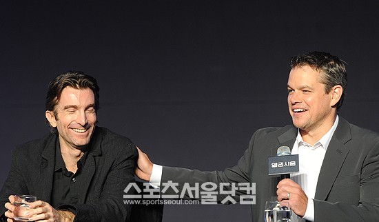 



배우 샬토 코플리(왼쪽)와 맷 데이먼이 14일 오전 서울 여의도동 콘래드호텔에서 열린 영화 '엘리시움' 기자회견에 참석해 질문에 답하고 있다. /이영훈 인턴기자