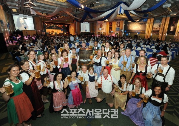그랜드힐튼 호텔은 독일 현지의 분위기를 한껏 살린 서울 최대 규모의 '옥토버페스트'를 연다. 가격은 14만원이다.