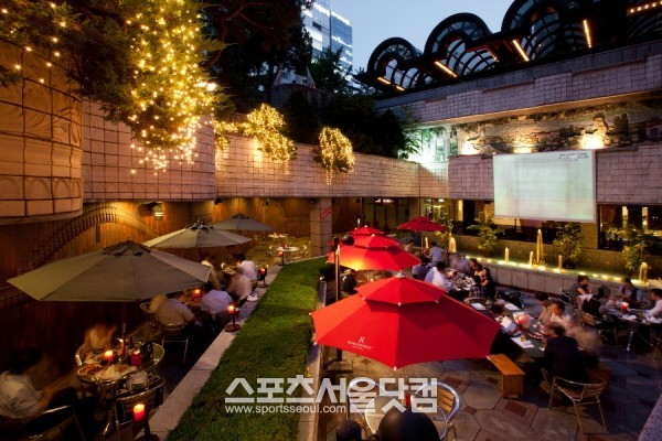 르네상스 호텔은 야외 비어가든에서 즐기는 '옥토버페스트'를 진행한다. 가격은 3만9500원이다.