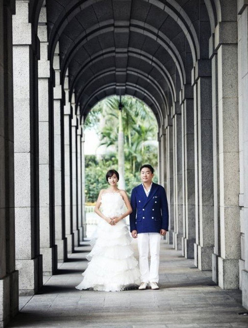 최근 이혼한 사실이 알려진 배우 이선정(왼쪽)과 방송인 LJ를 둘러싼 여러가지 논란이 불거지고 있다./그리다 스튜디오 제공