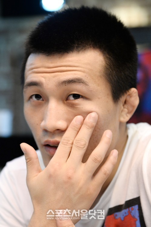 지난달 4일 조제 알도와 '운명의 타이틀전'에서 왼쪽 눈을 다친 정찬성이 부상 부위를 어루만지며 안타까웠던 당시를 회상하고 있다. / 최진석 기자