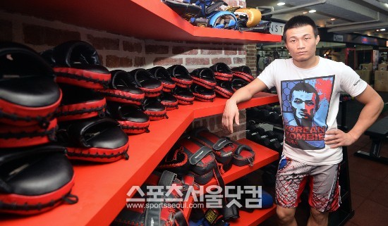 부상 이후 재활과 체육관 운영에 매진하고 있는 정찬성이 '관장 포즈'를 취하며 다소 어색한 표정을 짓고 있다. 관장 일 역시 즐기며 하고 있지만, 아무래도 케이지 위로 빨리 돌아가고 싶은 눈치다. 인터뷰 내내