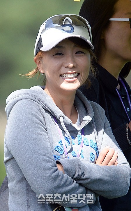 27일 오후 강원도 평창군 봉평면 휘닉스파크CC에서 'KDB대우증권 클래식 2013' 경기가 열린 가운데 전 골프선수 김미현이 후배 선수들의 경기를 지켜보고 있다./평창=임영무 기자