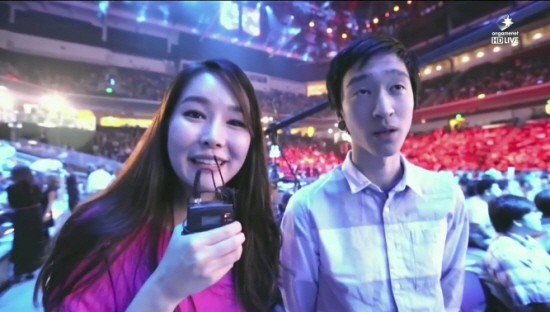 롤드컵 4강 1회차 경기에서 리포터 조은나래(왼쪽)가 미국 게임단으로 이적한 로코도코(오른쪽)와 깜짝 인터뷰를 가졌다./온게임넷 캡처