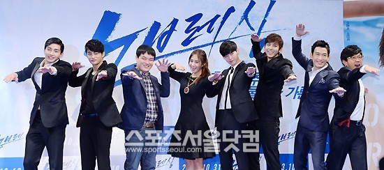 30일 오전 서울 신사동 CGV압구정점에서 열린 영화 ‘노브레싱’ 제작보고회에서 조용선 감독(왼쪽에서 세 번째)을 비롯해 출연배우들이 수영하는 포즈로 포토타임을 갖고 있다. /문병희 기자