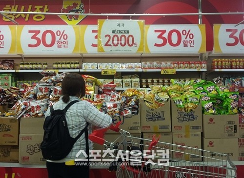 



홈플러스 신도림점에서 한 고객이 과자 할인매대 앞을 서성이고 있다. / 유지연 인턴기자