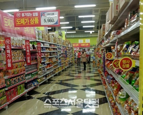 



1+1할인이 사라지고 대신 자리잡은 단품 할인에 소비자들은 여전히' 비싸다'는 반응이었다.