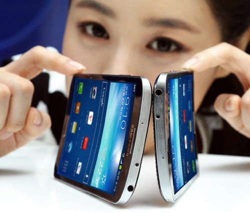 삼성전자가 세계 최초로 휘어진 화면(플렉서블 디스플레이)를 탑재한 스마트폰 ‘갤럭시 라운드’를 10일 SK텔레콤을 통해 출시한다. 사진은 삼성전자 모델이 서울 삼성동 코엑스몰 갤럭시존에서 제품을 소개하고 있는 모습./ 삼성전자 제공