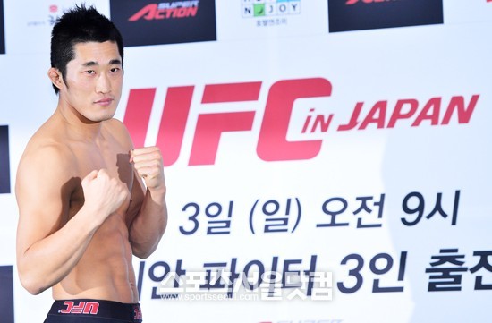 



'스턴건' 김동현이 10일(현지시각) MMA정키와의 인터뷰에서 에릭 실바(29·브라질)와 대결에 대해 소감을 밝혔다. 사진은 지난 2월 22일 서울 마포구 상암동 CJ E&M 미디어홀에서 열린 'UFC IN JAPAN' 출정식에서 김동현이 포토타임을 갖고 있는 모습./더팩트DB