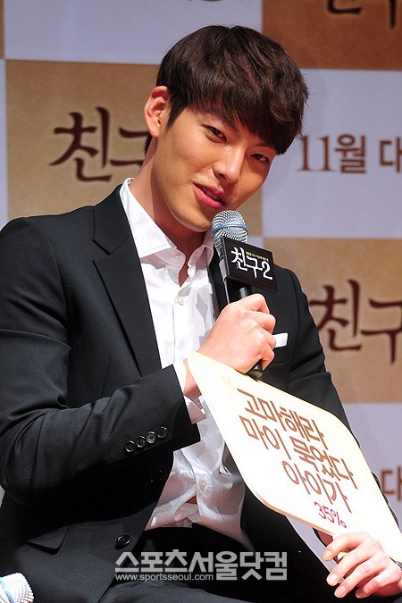 



배우 김우빈이 17일 오전 서울 광진구 자양동 롯데시네마 건대입구에서 열린 영화 '친구2' 제작보고회에 참석해 '친구'의 대사를 연기하고 있다. /이영훈 인턴기자