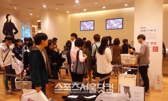 20일 오후 서울 중구 충무로에 위치한 유니클로 명동중앙점에서 고객들이 옷을 계산하기 위해 줄을 서있다./신진환 인턴기자